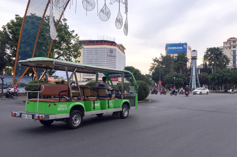 Nhiều xe điện du lịch vi phạm về an toàn giao thông - ảnh 1