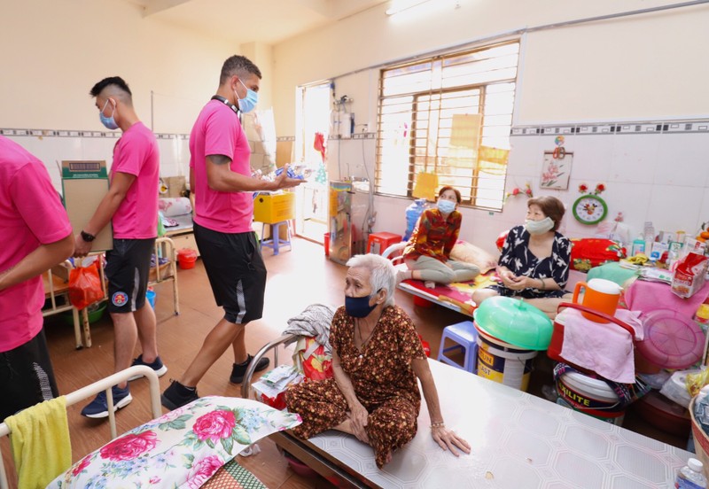 Sài Gòn FC thăm mái nhà chung của các cụ già neo đơn - ảnh 5