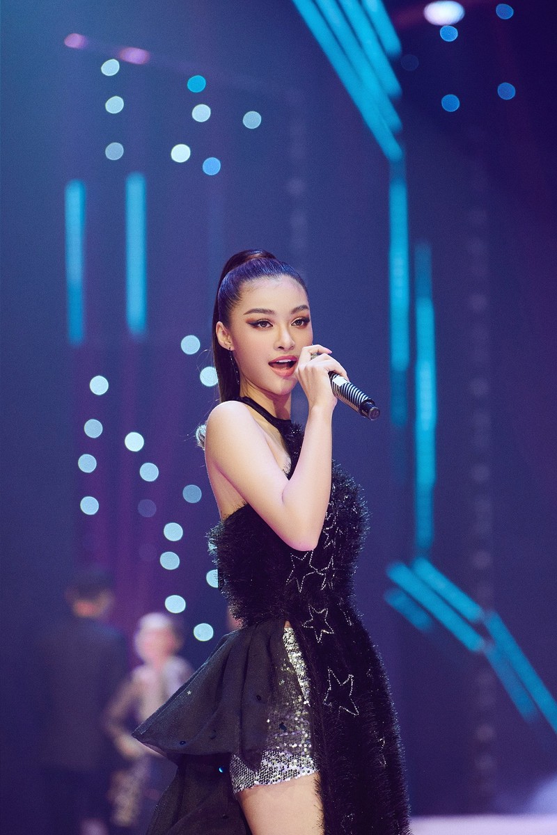 Hoa hậu Lương Thùy Linh xinh như búp bê trong show thời trang - ảnh 4