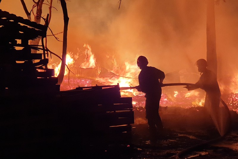 Bình Dương: Hàng chục chiến sĩ dập lửa trong đêm mưa - ảnh 3