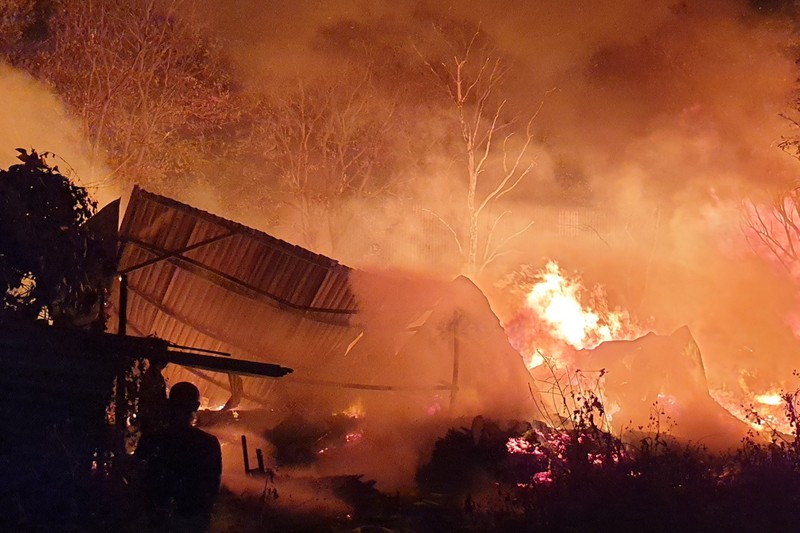 Bình Dương: Hàng chục chiến sĩ dập lửa trong đêm mưa - ảnh 5