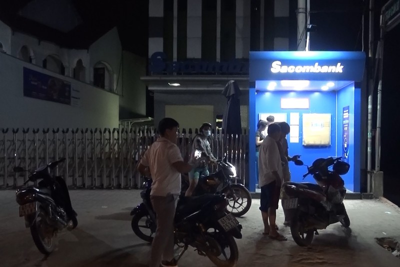 Bình Dương: Vác búa đập nát máy ATM vì bị... nuốt mất thẻ - ảnh 2