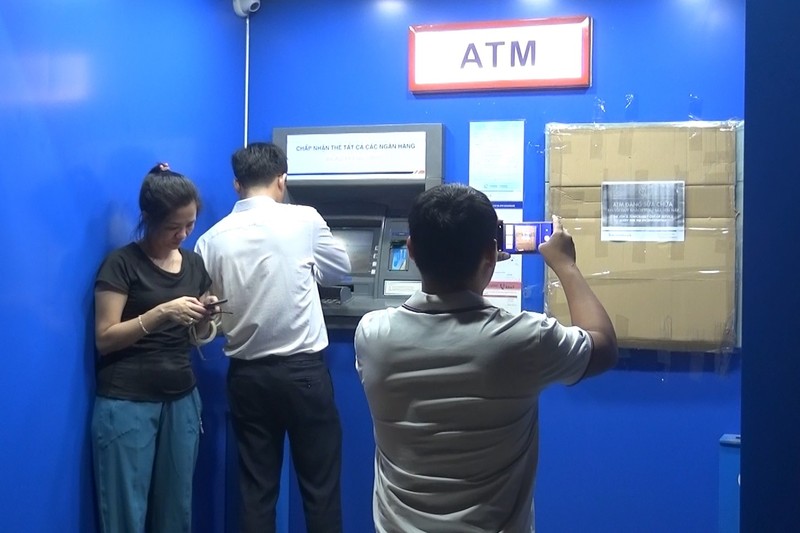 Bình Dương: Vác búa đập nát máy ATM vì bị... nuốt mất thẻ - ảnh 3