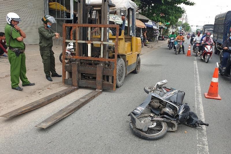 Xe nâng đi lùi trên quốc lộ làm một người bị nạn - ảnh 1