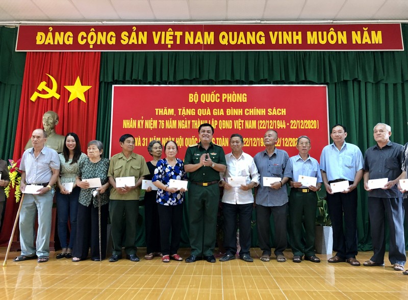 Thượng tướng Đỗ Căn thăm, tặng quà tại Côn Đảo - ảnh 1