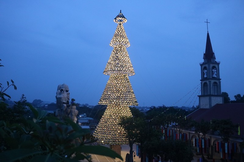 Cây thông Noel độc đáo làm từ 2340 chiếc nón lá - ảnh 2