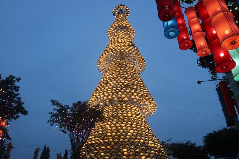 Cây thông Noel độc đáo làm từ 2340 chiếc nón lá - ảnh 1
