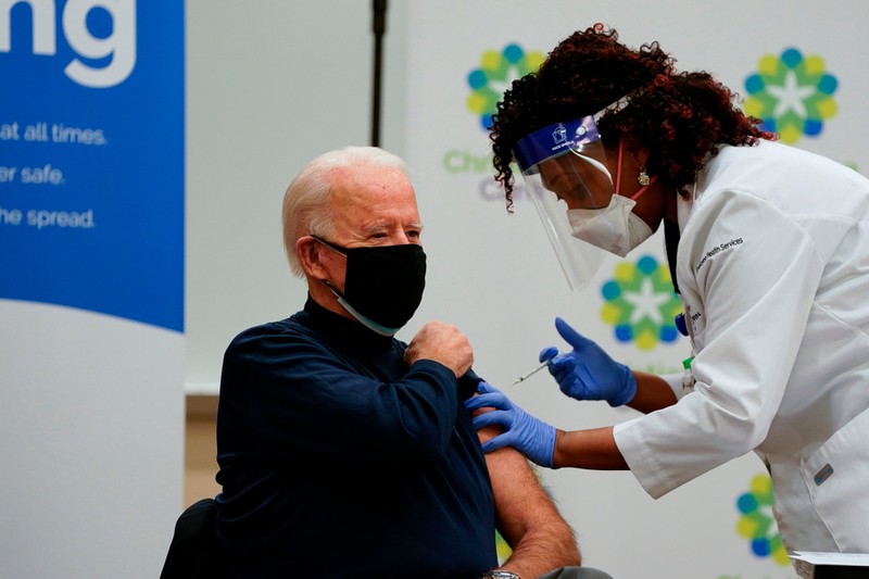 Biden was vaccinated with COVID-19, praising Trump - photo 1