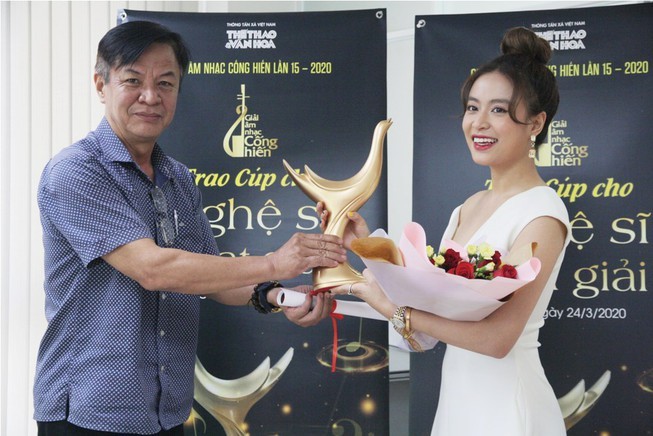 Hoàng Thùy Linh ẵm 4 giải thưởng âm nhạc cống hiến