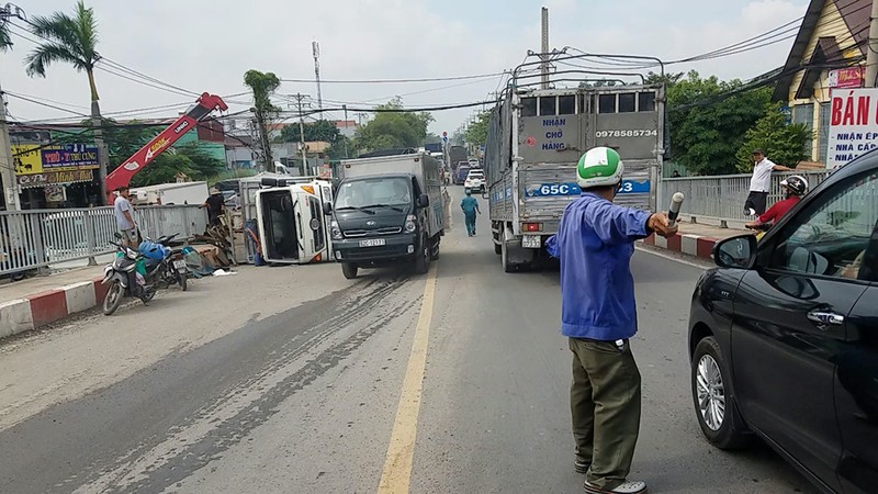 Xe tải chở sắt vụn lật ở Cầu Lớn, nhiều người la hét bỏ chạy - ảnh 2