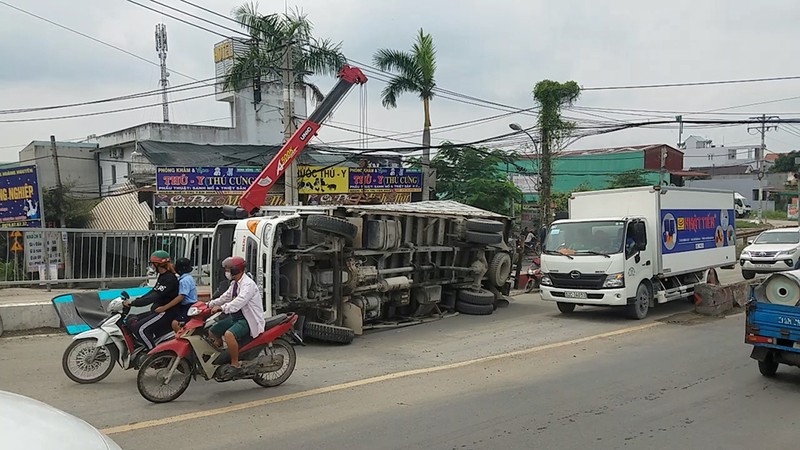 Xe tải chở sắt vụn lật ở Cầu Lớn, nhiều người la hét bỏ chạy - ảnh 1