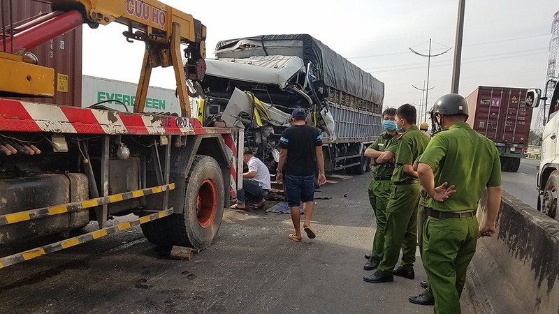 Xe tải tông ô tô đầu kéo ở Bình Chánh, 2 người thương vong - ảnh 1