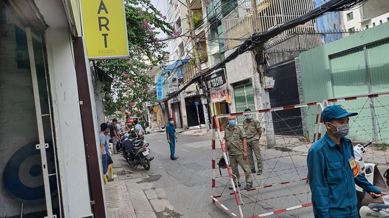 Tường sập, đường bị phong tỏa sau tiếng nổ ở quận Phú Nhuận  - ảnh 3