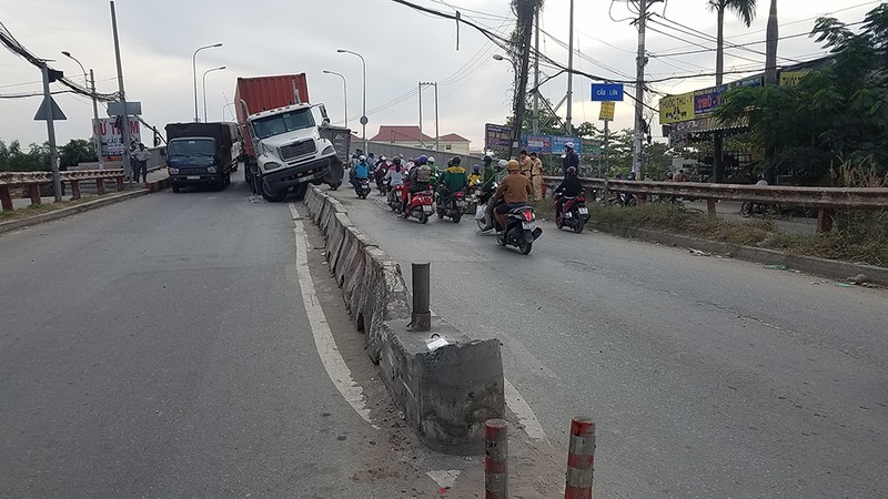 Container húc văng khối bê tông phân làn, trúng người đi đường - ảnh 1