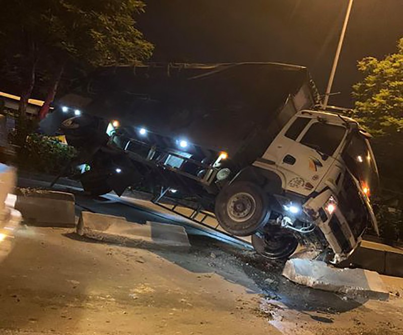 Thủ Đức: Xe tải tông dải phân cách, chắn ngang quốc lộ 1 - ảnh 1