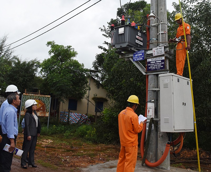 Xóm đèn dầu cuối cùng ở Phú Yên có điện lưới quốc gia - ảnh 1