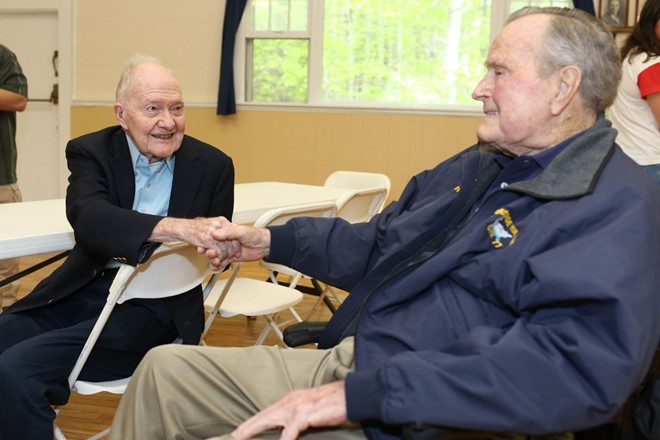 Cựu Tổng thống George H.W. Bush lại nhập viện - ảnh 1