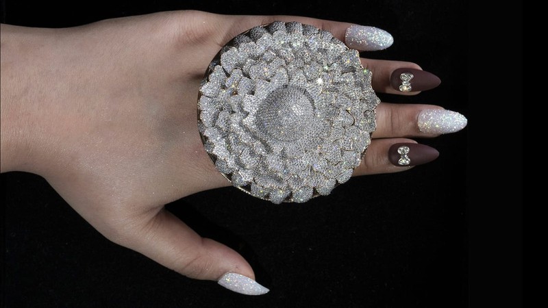 Chiếc nhẫn đính 12.638 viên kim cương đạt kỷ lục Guinness - ảnh 1