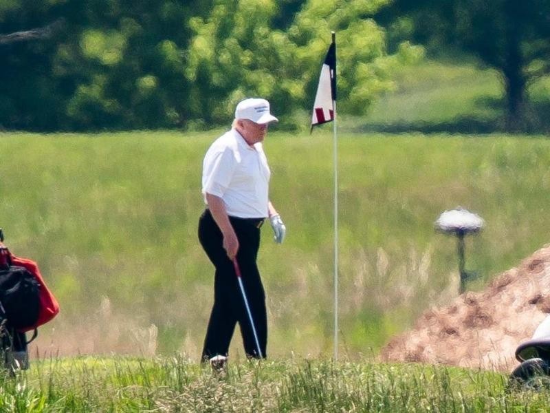 Ông Trump đi chơi golf ngày đầu tiên sau khi rời Nhà Trắng - ảnh 1