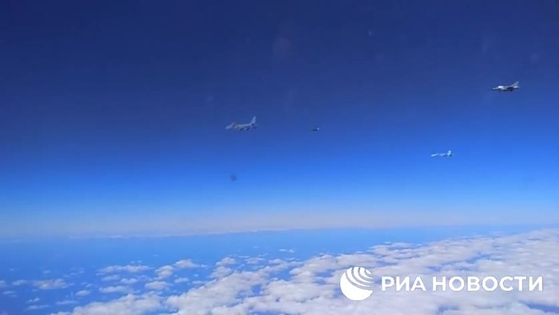 Video: 2 tiêm kích Su-27 Nga chặn 3 máy bay Pháp trên Biển Đen - ảnh 1