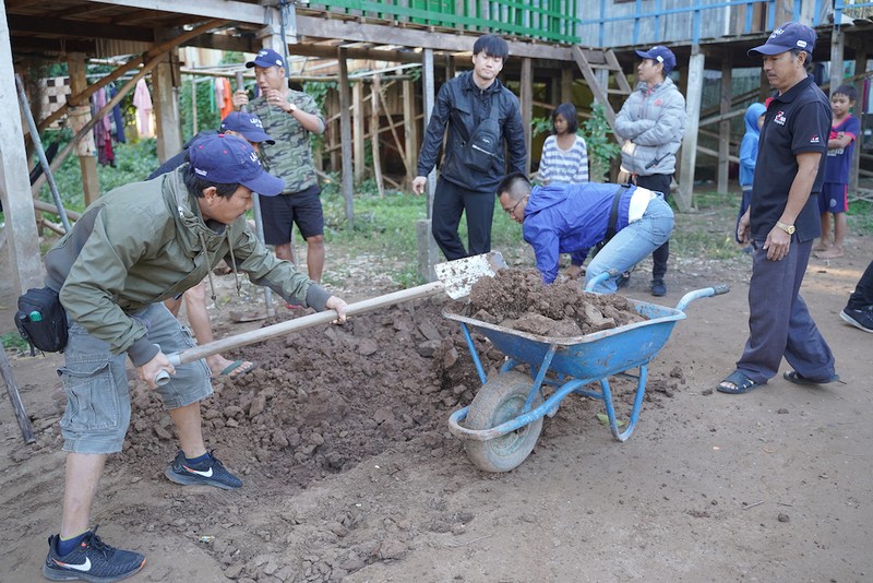 Lý Hải dựng hàng loạt nhà sàn trong làng Chăm rồi phá sập - ảnh 4