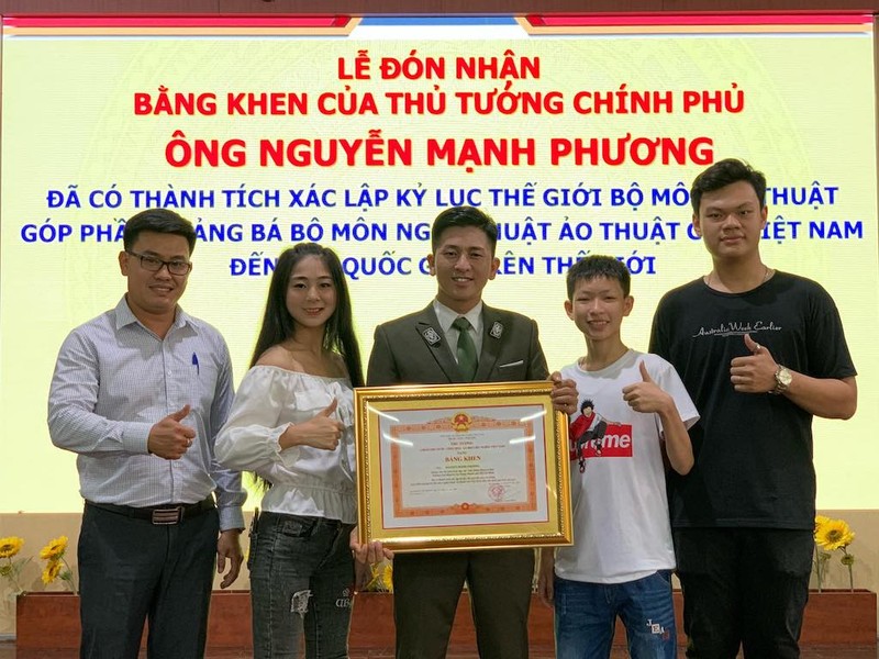 Ảo thuật gia đầu tiên nhận bằng khen của Thủ tướng - ảnh 1