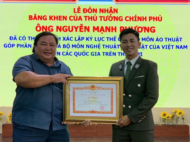 Ảo thuật gia đầu tiên nhận bằng khen của Thủ tướng - ảnh 2