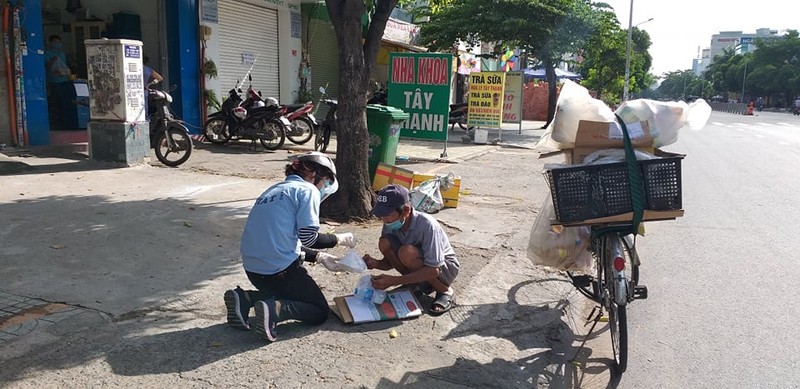 ‘Ông Cha phát gạo nè!’ - ảnh 5