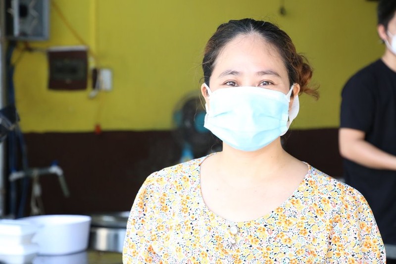 Hàng quán được bán mang về, Đà Nẵng tấp nập ngày đầu mở cửa lại - ảnh 2