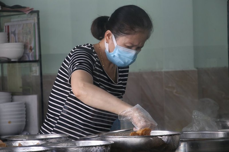 Hàng quán được bán mang về, Đà Nẵng tấp nập ngày đầu mở cửa lại - ảnh 4