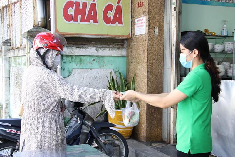 Hàng quán được bán mang về, Đà Nẵng tấp nập ngày đầu mở cửa lại - ảnh 1
