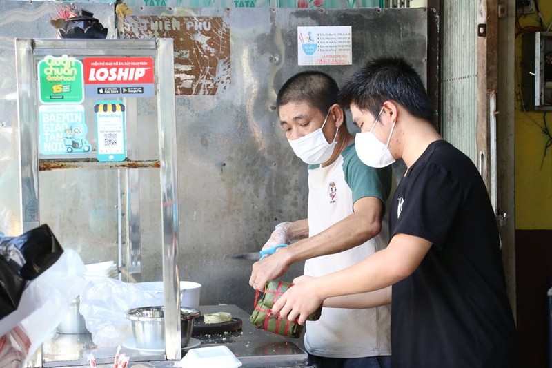 Hàng quán được bán mang về, Đà Nẵng tấp nập ngày đầu mở cửa lại - ảnh 3