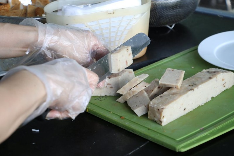 Hàng quán được bán mang về, Đà Nẵng tấp nập ngày đầu mở cửa lại - ảnh 5