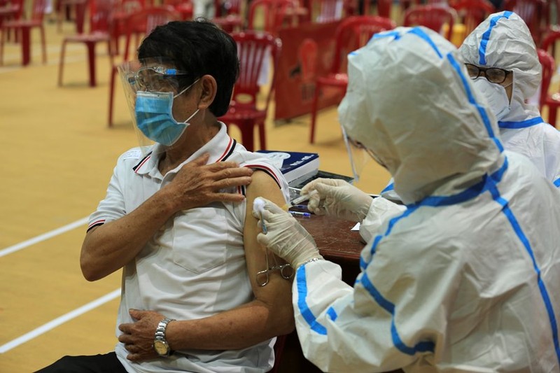 Chủ tịch Đà Nẵng: Vaccine là tiêu chí hàng đầu để xem xét cấp thẻ xanh - ảnh 1