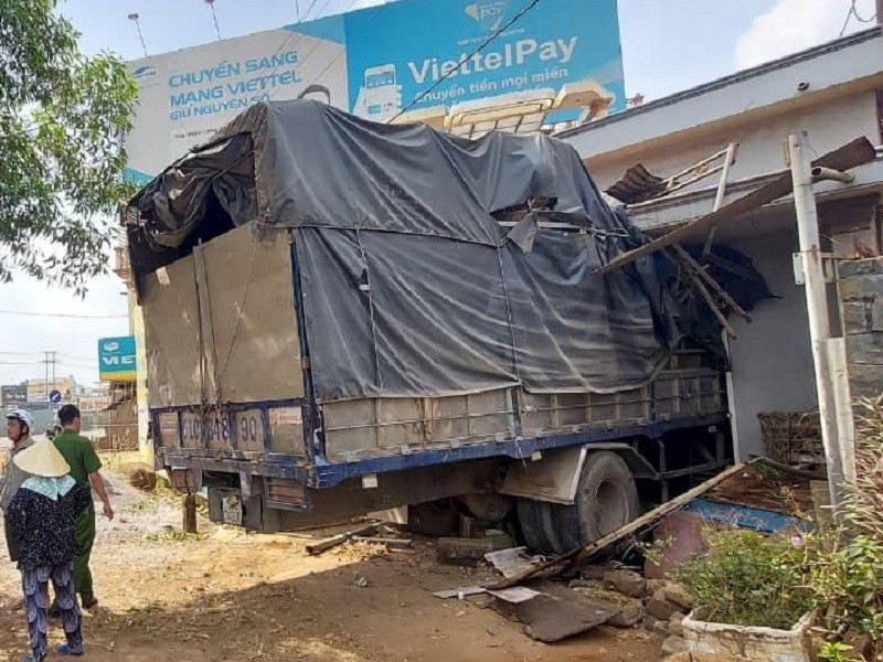 Đồng Nai: Xe tải lao vào nhà dân bên đường - ảnh 1