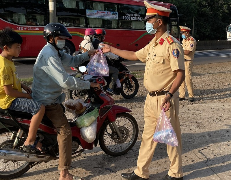 CSGT Đồng Nai phát nước, khẩu trang miễn phí cho người dân - ảnh 1