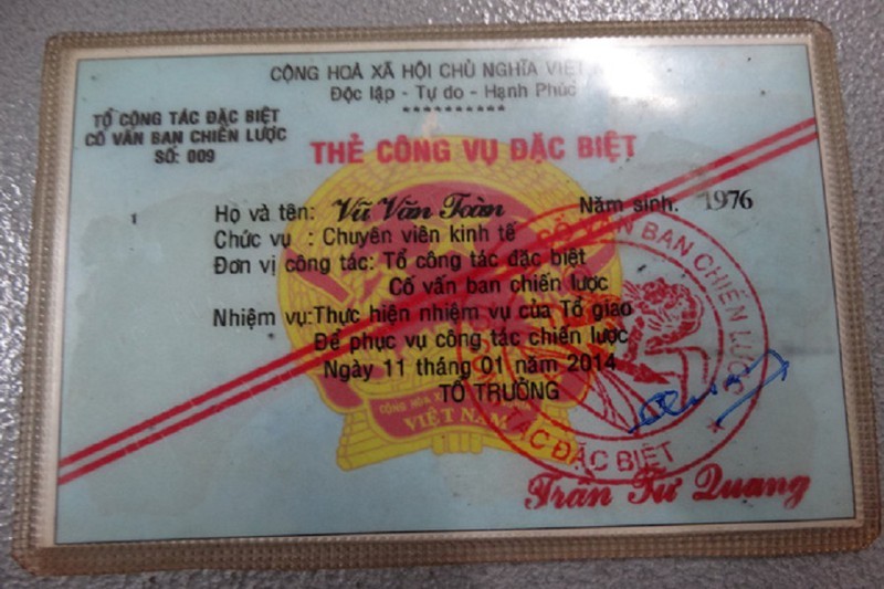 Khởi tố cán bộ dỏm dùng 'thẻ công vụ' gặp người Trung Quốc khu cách ly - ảnh 1