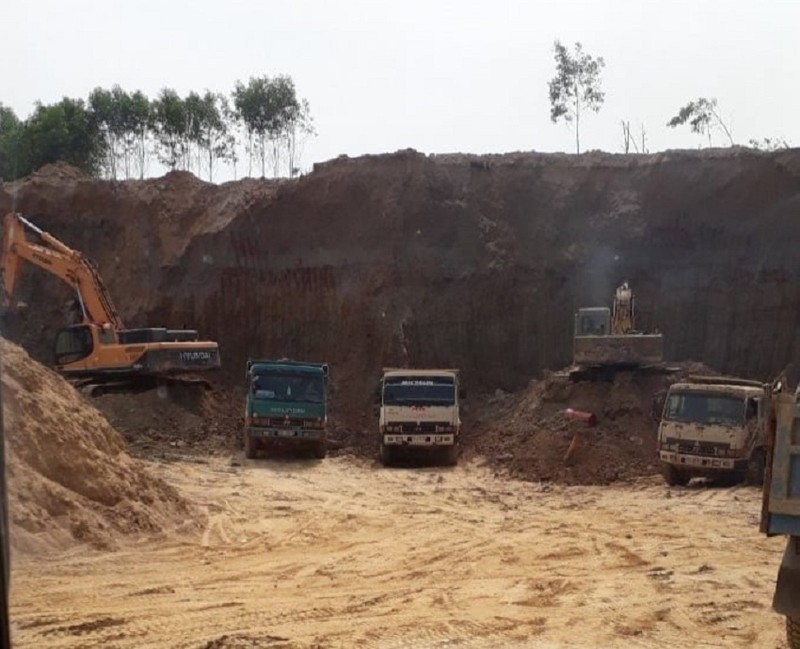 Kiểm tra 'công trường' khai thác đất ở Xuân Lộc, Đồng Nai - ảnh 1