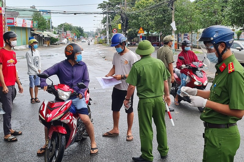 Đồng Nai: Xử phạt hàng trăm người trong khu phong tỏa ra đường không lý do - ảnh 1