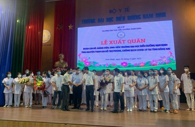 Hơn 200 cán bộ, sinh viên y khoa Nam Định chi viện cho tỉnh Đồng Nai - ảnh 1