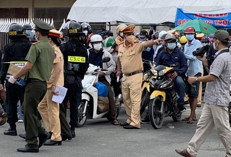 CSGT tỉnh Đồng Nai dẫn đường đưa hàng vạn người dân về quê - ảnh 2