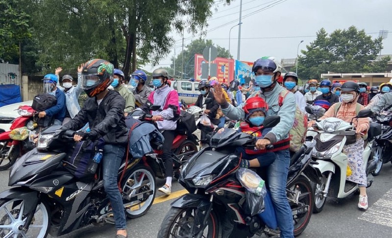 CSGT tỉnh Đồng Nai dẫn đường đưa hàng vạn người dân về quê - ảnh 3