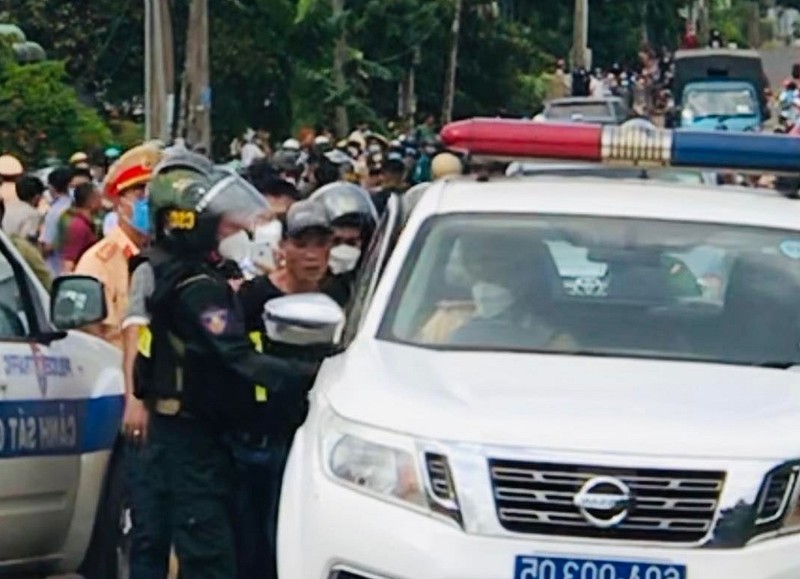 Cảnh sát khống chế kẻ cướp có súng cố thủ trong nhà dân ở Đồng Nai - ảnh 1