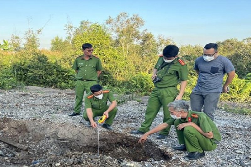 Đồng Nai: Đổ trộm 900 tấn rác thải công nghiệp ra môi trường - ảnh 1