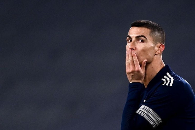 Ronaldo bị cảnh sát Ý ‘sờ gáy’ - ảnh 1