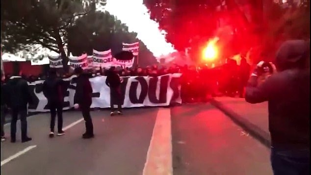 Ligue 1 hoãn trận vì hàng trăm fan tấn công sân tập - ảnh 1