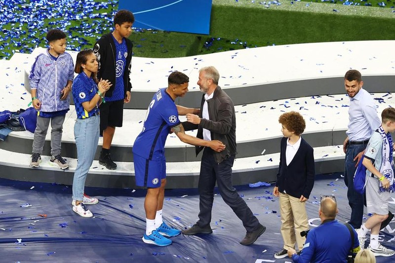 Tỉ phú Abramovich ăn mừng ngôi vô địch cùng Chelsea - ảnh 2