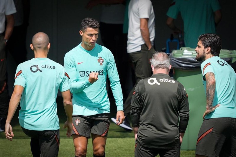 Ronaldo: 'Đừng nói COVID-19 nữa, chúng ta đã mệt mỏi lắm rồi!' - ảnh 1