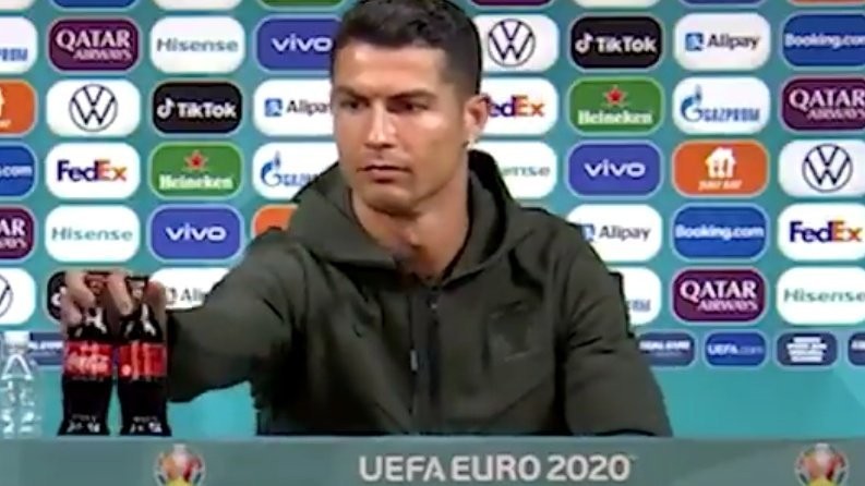 Nhà tài trợ Euro 2020 bị Ronaldo ‘gạt sang một bên’ nói gì? - ảnh 1