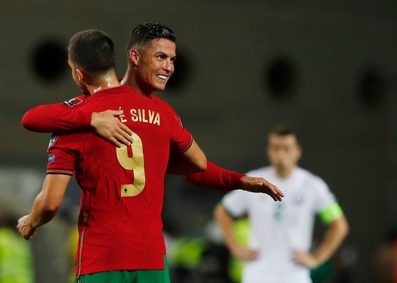 Ronaldo vượt qua tiền bối Ali Daei đầy kịch tính, con số đẹp 111 - ảnh 1